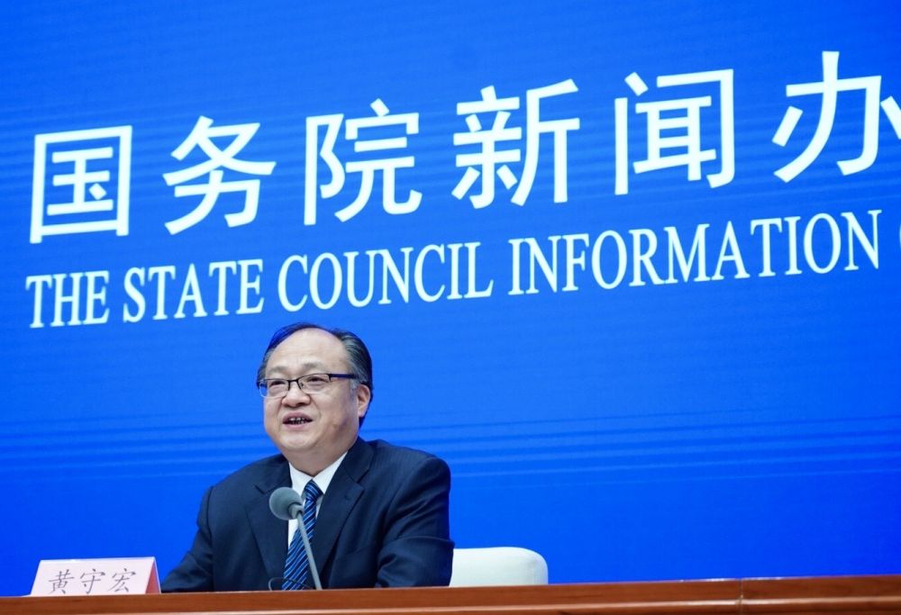 5月22日，國(guó)務(wù)院新聞辦邀請(qǐng)政府工作報(bào)告起草組負(fù)責(zé)人、國(guó)務(wù)院研究室主任黃守宏解讀政府工作報(bào)告有關(guān)情況。新華社記者　陳建力　攝