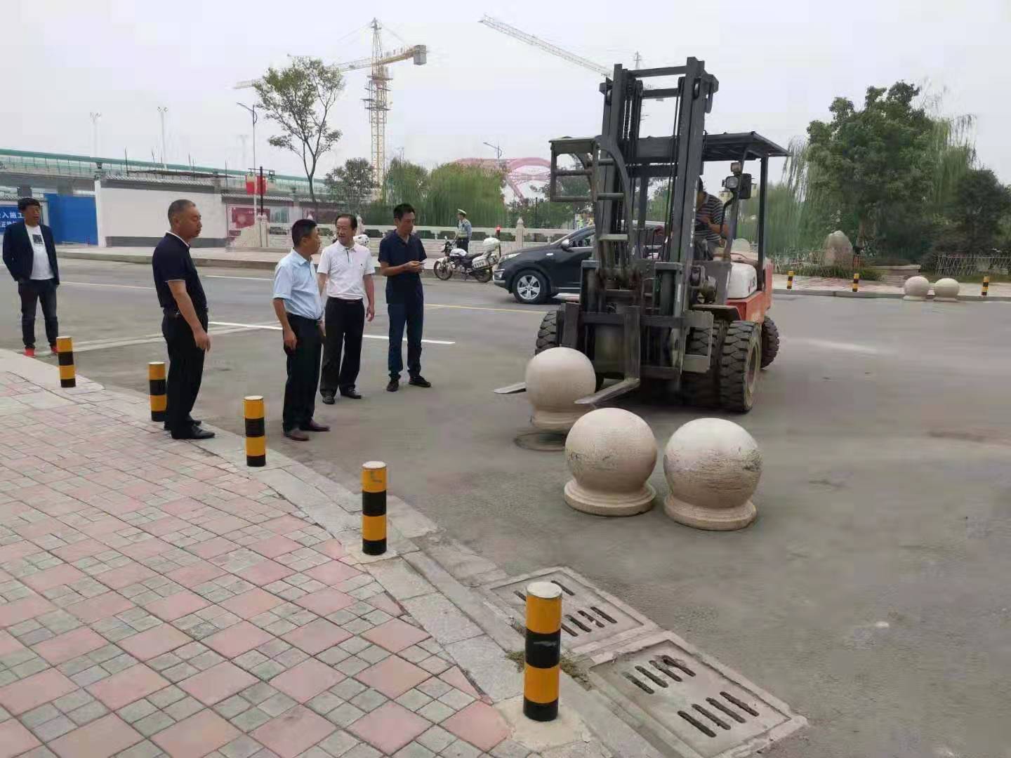 為向新中國成立七十周年獻(xiàn)禮，市城建集團攻堅克難，實現(xiàn)了北門棚改區(qū)域民生路10月1日零時順利通車。國慶假期，市城建集團堅持做好一線工作，在與交警部門共同做好民生路通車保障工作外，抓細(xì)節(jié)，抓落實，確保其他各項工作有序推進。.jpg